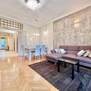 https://exclusive-colourful-flat-in-the-city.inbudapesthotels.com